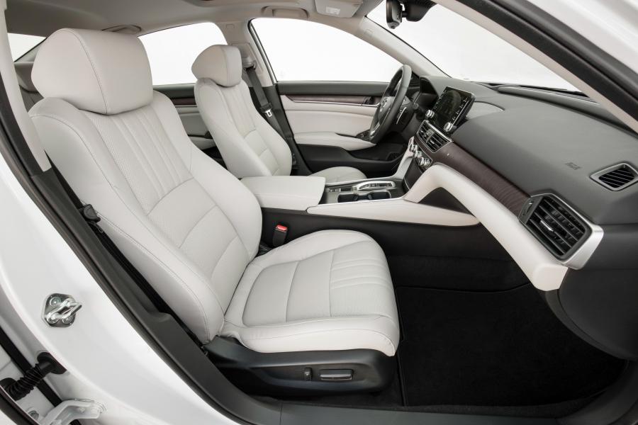 Интерьер Honda Accord Touring Hybrid 2017 года  (NA) (фото 6 из 170)